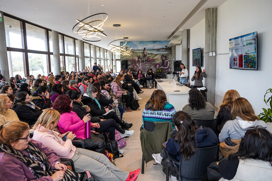 gobdecordoba's tweet photo. 🌿 Capacitamos a más de 120 docentes en educación ambiental en #LaPara, con una jornada que combinó formación presencial y una visita al Centro de Interpretación de la Bahía de #Ansenuza, en la cuarta edición de «Ambiente, Sostenibilidad, Economía Circular y Territorio».

La capacitación continúa con cinco encuentros virtuales para fortalecer la incorporación de la perspectiva ambiental en las prácticas pedagógicas de toda la provincia. 🦩📚

#HacerParaCrecer #EducaciónAmbiental #Biociudadanía