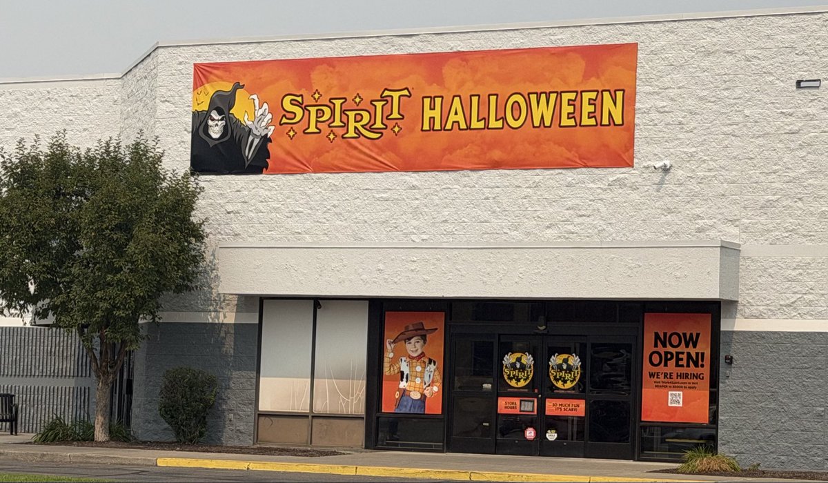 silverlakecda's tweet photo. Spirit Halloween is NOW OPEN! https://t.co/WYPhJHoTkZ