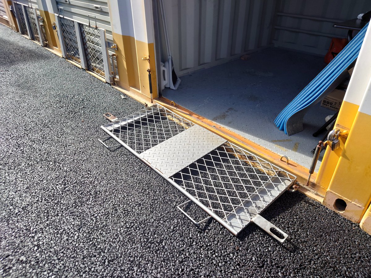 densoocafe's tweet photo. ガレージの舗装工事が完了してた。出し入れが別のバイクになったかのように楽になった。ダブロクさんが施工時に隙間から入ったであろう粉塵だらけやったけど、全然OK。拭き取る作業も楽しかった。汗があまりに酷く、ついダブロクさん拭いてたウエスで顔をひと拭きしてもたｗｗ https://t.co/yQi1oTmbJK