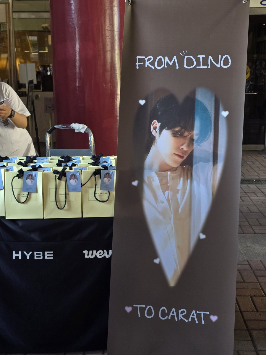 shua_enthusiast's tweet photo. dino's chosen hand cream gifts for pre-recording sessions 🥺 #디노 #DINO 

MCountdown: nonfiction
Music Bank: Jo Malone
Music Core: Le Labo

(cr. junis2meter, _mingoo__mang9? yourmellow17) https://t.co/X5VDj71Gcr