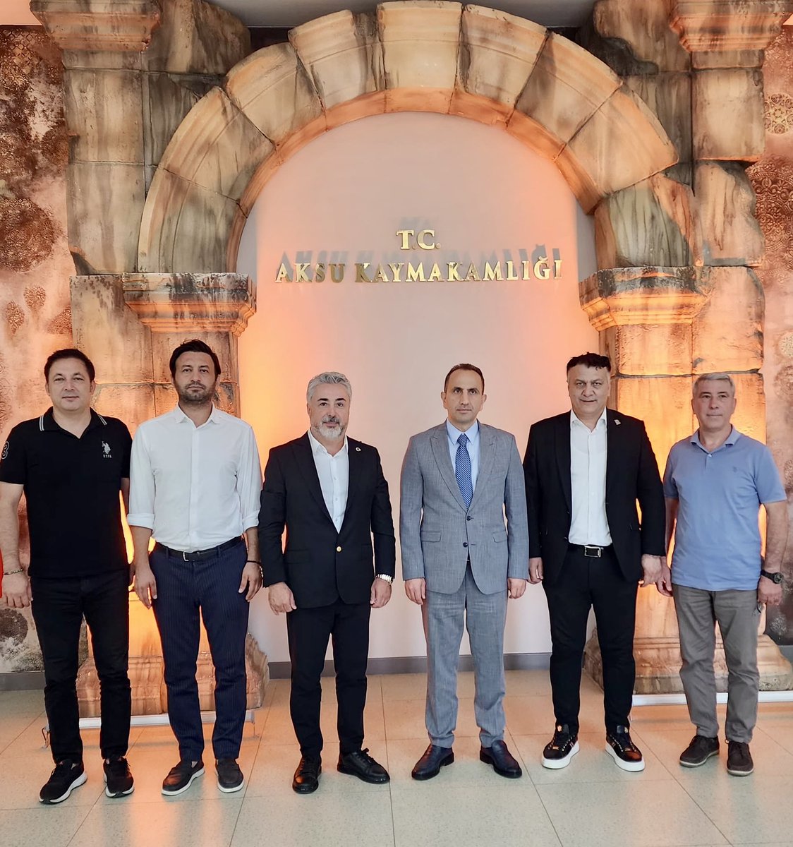 denizkaratas07's tweet photo. 📍Aksu  Kaymakamımız Sayın Cevat Çelik Bey’i Sn Ramazan Göktaş başkanımız ve Akgiad Yönetim kurulumuzdan Sn Duran Celbiş,Sn Mehmet Kefli, Sn Yusuf Çoban ile birlikte makamında ziyaret ettik.

Nazik ev sahipliği ve misafirperverlikleri için Sn Kaymakamımıza teşekkür ediyor, hoşgeldiniz diyor ve çalışmalarında başarılar diliyoruz.

#AKGİAD #Aksu #Kaymakamlık #Ziyaret #İşDünyası #Antalya