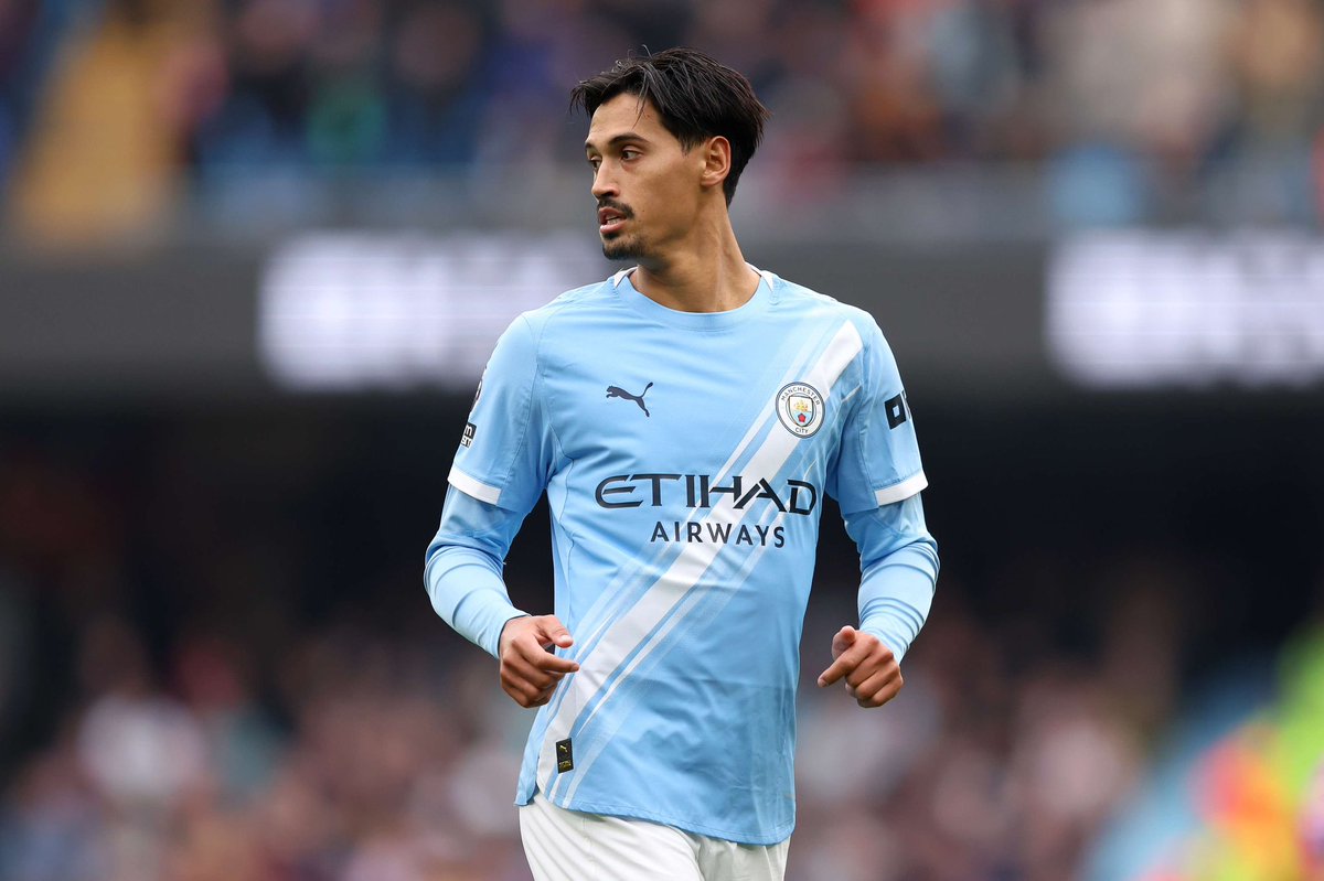 4M0H4's tweet photo. كان ودي بدي يونغ بس اعرف انه بدري عليكم ف عشان كذا ابغى واحد من هذولا إذا مافي مانع يا روي بيدرو 

#دعم_الاهلي_بمحور_مطلب 
@ALAHLI_FC 
@ALAHLI_FCEN https://t.co/zOU5lIgpJk
