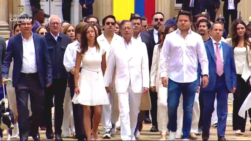 popayan_moderna's tweet photo. El presidente Gustavo Petro salió este viernes, hacia el mediodía, de la Casa de Nariño, en Bogotá, en medio de la jornada que marca el cierre de su periodo de gobierno. En Cali, avanzan los preparativos para la posesión de Abelardo como nuevo mandatario de Colombia. https://t.co/Id3u8QC3dv