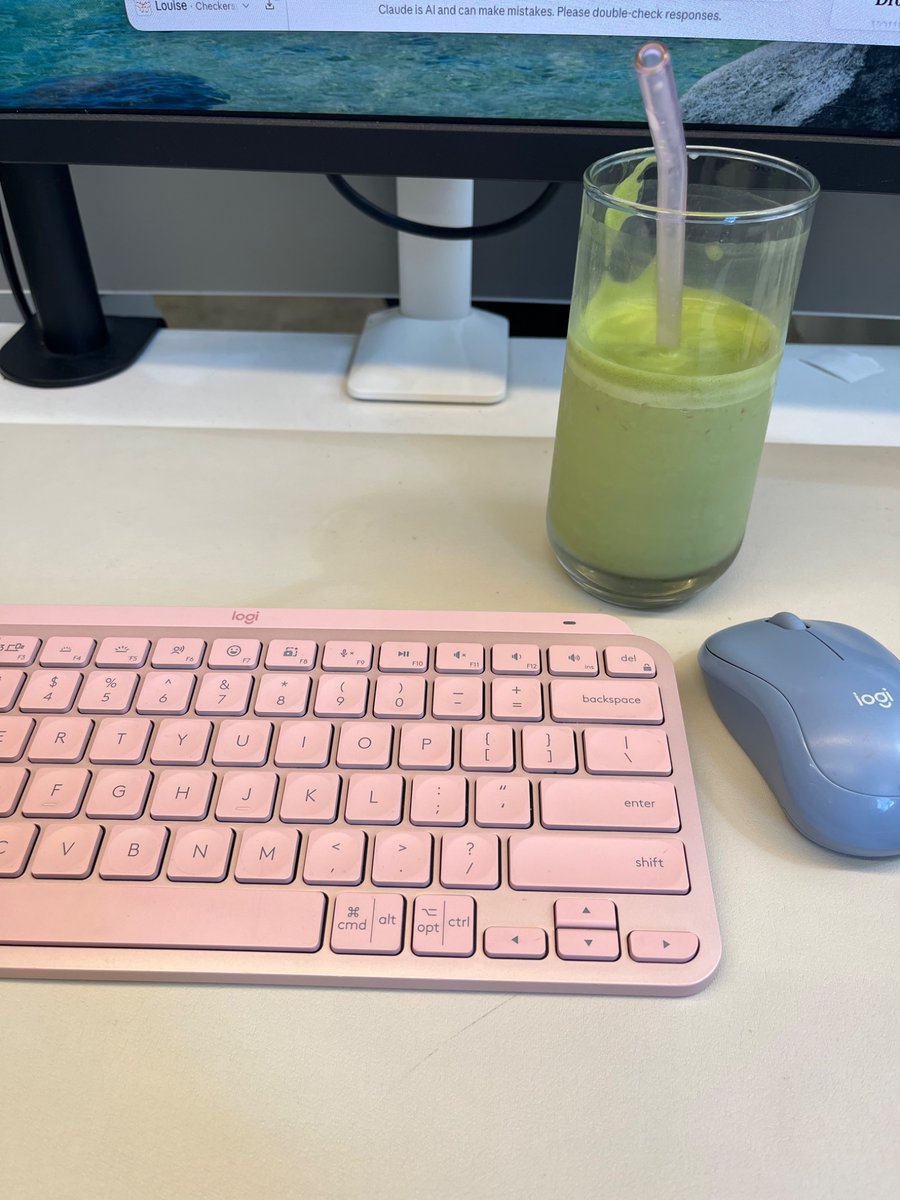 Louiserx98's tweet photo. happy friday🌺 ft. my matcha whisking helper https://t.co/HbnEc9s1pg