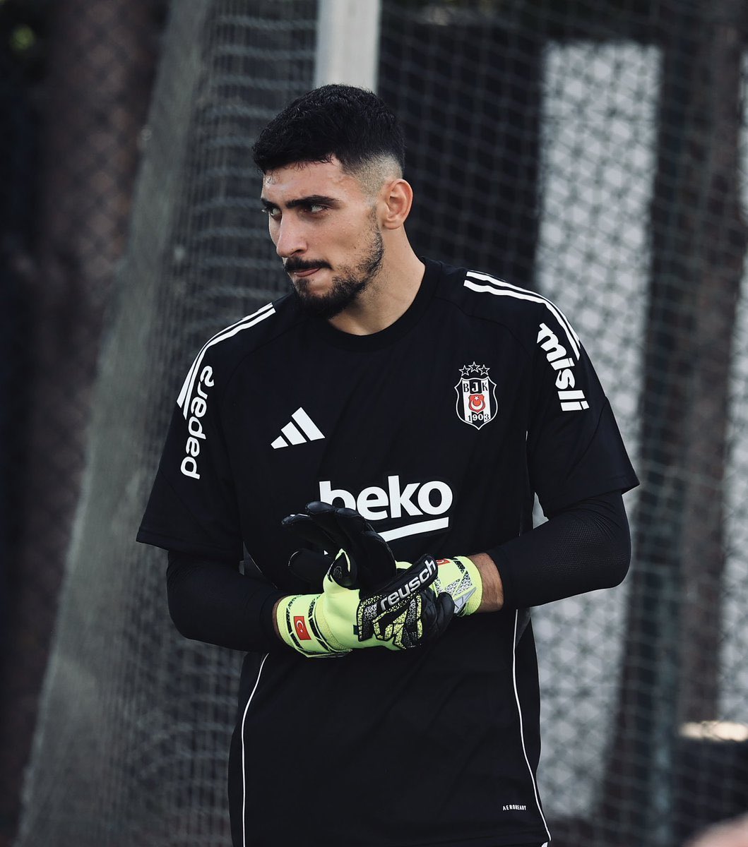 SemtRaporu's tweet photo. 🚨 Gaziantep FK’nın ardından Eyüpspor da Beşiktaş’ın genç kalecisi Emre Bilgin için devreye girdi.

🧤 Emre Bilgin’e Süper Lig’den ilgi artıyor.

🗞️ @ertansuzgun https://t.co/XN8f8ifwV5