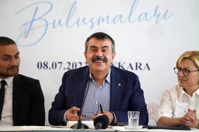 Hasibe08's tweet photo. Sayın Bakanım, ailelerimizi bir araya getirecek güzel bir kararın arifesindeyiz diye umut ediyoruz. 🌿 Sizlerin anlayışına, vicdanına ve öğretmenlerin sesine kulak veren yaklaşımınıza güveniyoruz. 🙏❤️ @Yusuf__Tekin @tcmeb @_aliyalcin_ #MaarifeAgustosMujdesi https://t.co/ictGNRcIBt