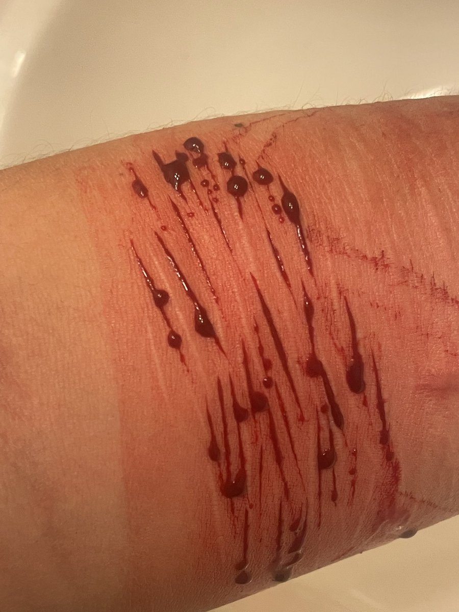 MindlesslySelf's tweet photo. all sfx fake makeup https://t.co/fOBcBrDRjc
