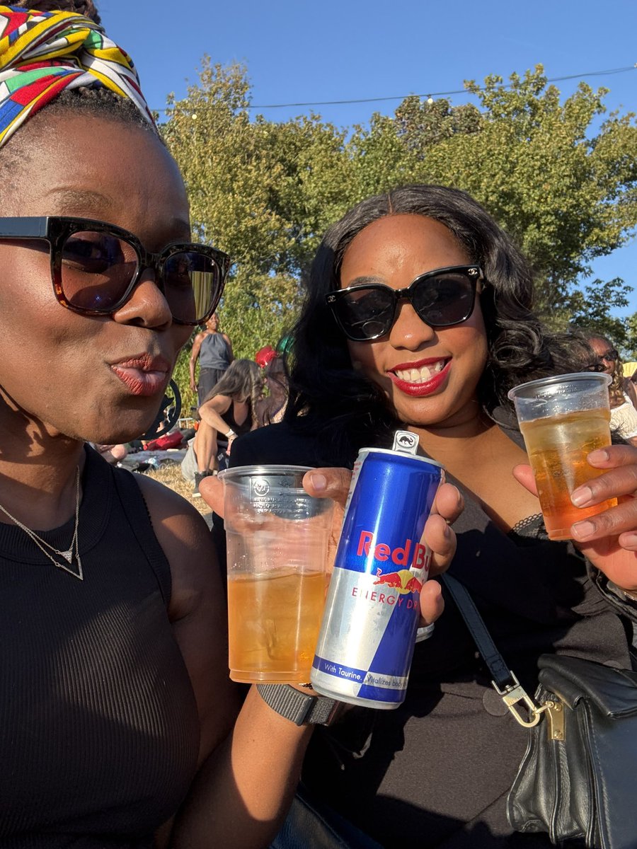 ma_bhoqo's tweet photo. Outside outside with lastborn yangekhaya #DaveChapelle #MsErykahBadu signs of life and wings #redbull https://t.co/zUeTxJmeAa