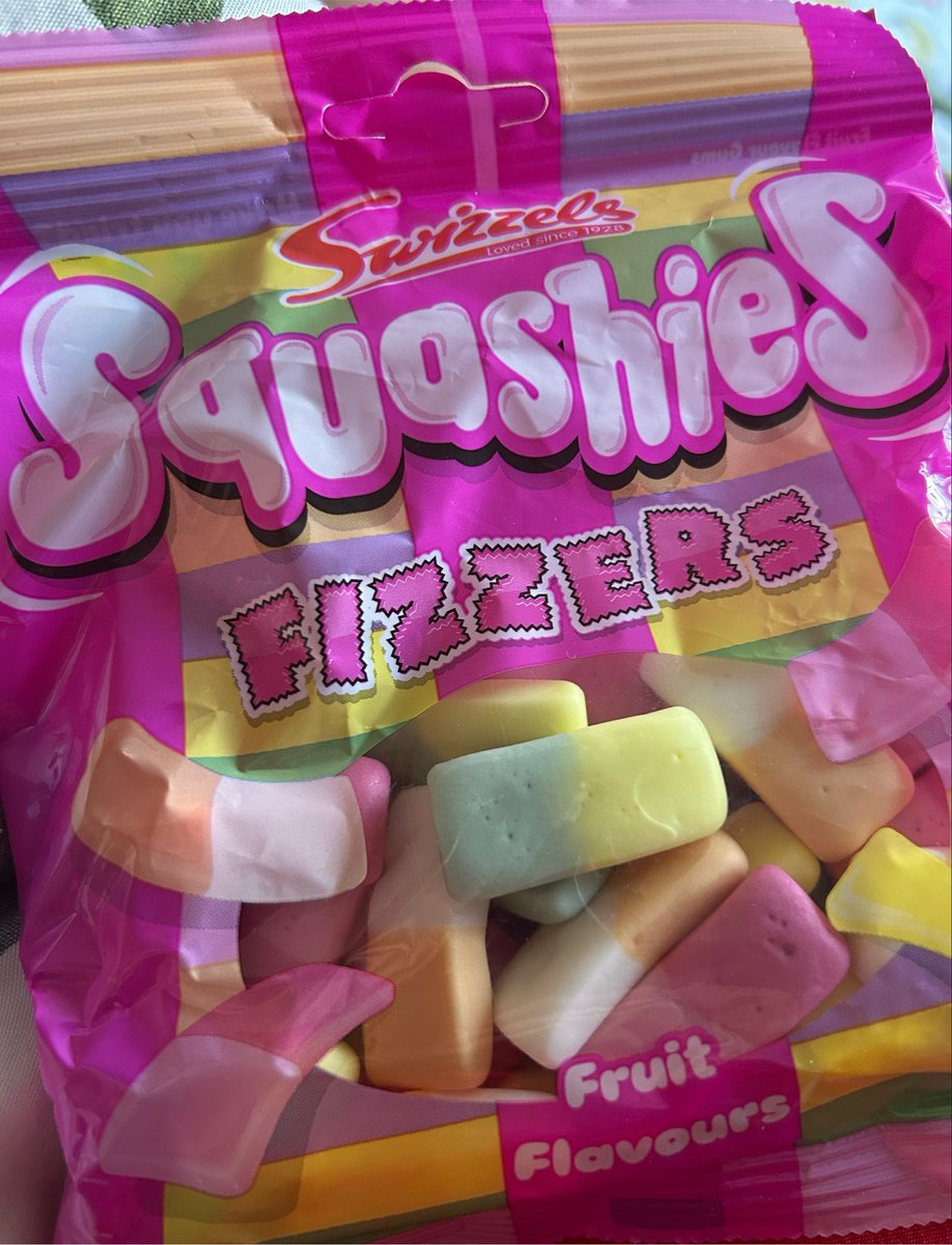 HellingtonBoots's tweet photo. Happy #FizzyFriday
This is as good as it’s going to get this evening 😒
Cheers 🥂 🍬 https://t.co/rz1GNXPZBk