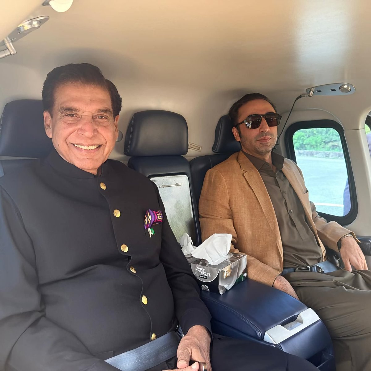 laraib_ppp's tweet photo. چیئرمین پاکستان پیپلز پارٹی بلاول بھٹو زرداری کے ہمراہ سابق وزیراعظم راجہ پرویز اشرف، ہیلی کاپٹر کے ذریعے ضلع باغ روانگی کے موقع پر۔ https://t.co/3m76aRNiA4