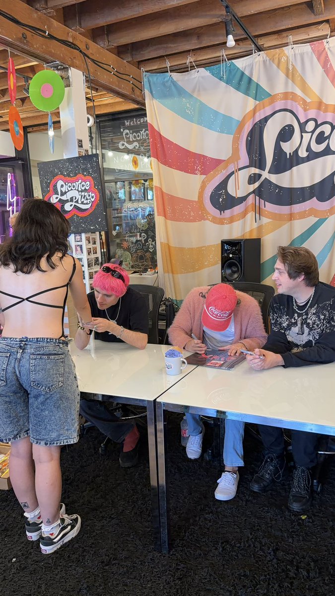 veeortega's tweet photo. @SUPERDARKSEAN @waterparks i am also a victim of this #supportgroup https://t.co/c6hL5gThcL