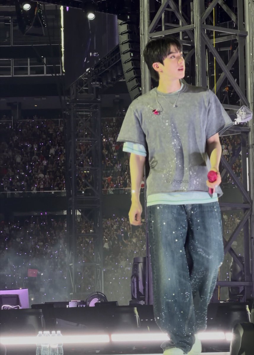 jihopes's tweet photo. can’t post videos on twitter bc it’ll ruin the quality so all I have are screenshots of jin looking like a doll https://t.co/HZmpvrlm3u