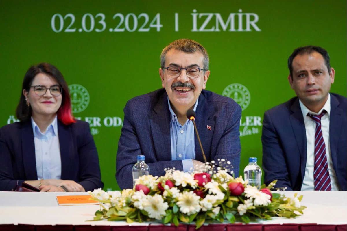 aycilinannesi's tweet photo. Sayın Bakanım, aile bütünlüğümüz için güzel bir karar çıkacağına dair umudumuzu koruyoruz. 🤲 #MaarifeAgustosMujdesi bekliyoruz. Sizlere güveniyoruz. ❤️ @Yusuf__Tekin @tcmeb @mebpgm @cftcblnt @tcailesosyal @farukyelkenci 🌸🌸 https://t.co/m5XrPWUIwU