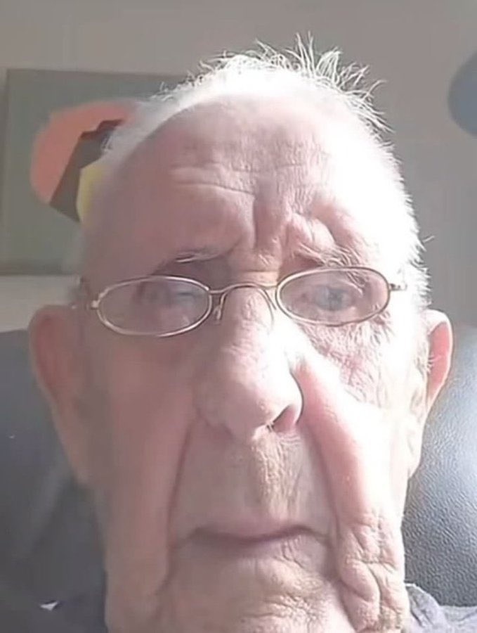 Ernesttr0's tweet photo. Bored, can we chat https://t.co/fNxxWbZtyO