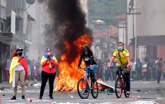 HumoEscarlata2's tweet photo. Cali no está encerrada hoy, la gente puede salir tranquila, solo pusieron un día si carro y ya,saben cuando si estuvimos encerrados?…en 2021 cuando la gamineria con la minga se tomaron la ciudad,quemaban todo,en incluso prohibían la entrada de comida a la ciudad. Usted apoyó eso https://t.co/bcHjNab9cH