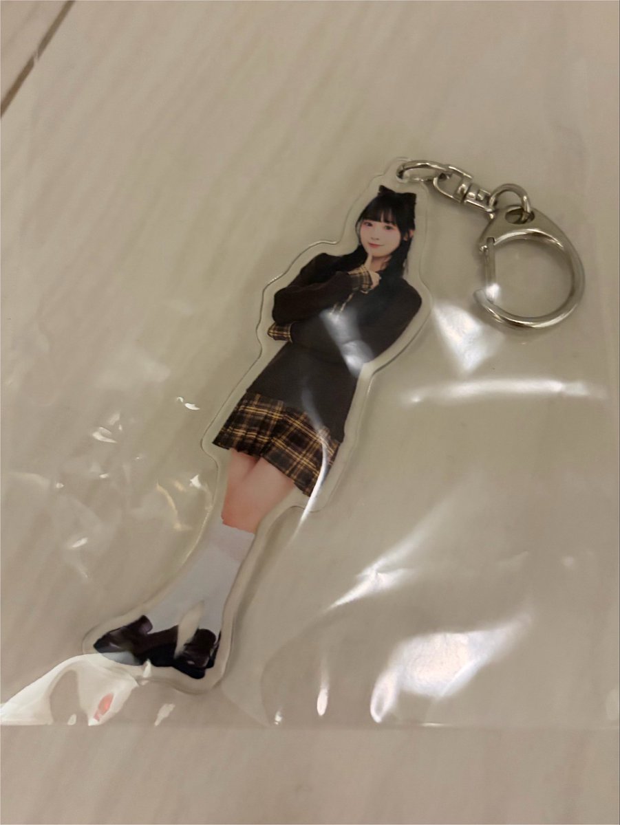 x_oa_m2's tweet photo. @1ove_dane 初めまして、検索より失礼します🙇🏻‍♀️
写真のバレンタインのアクキー🩵所持しているのですが、めじるし💜と交換可能でしょうか？
ご検討よろしくお願いいたします。 https://t.co/EaA3KI9WG9