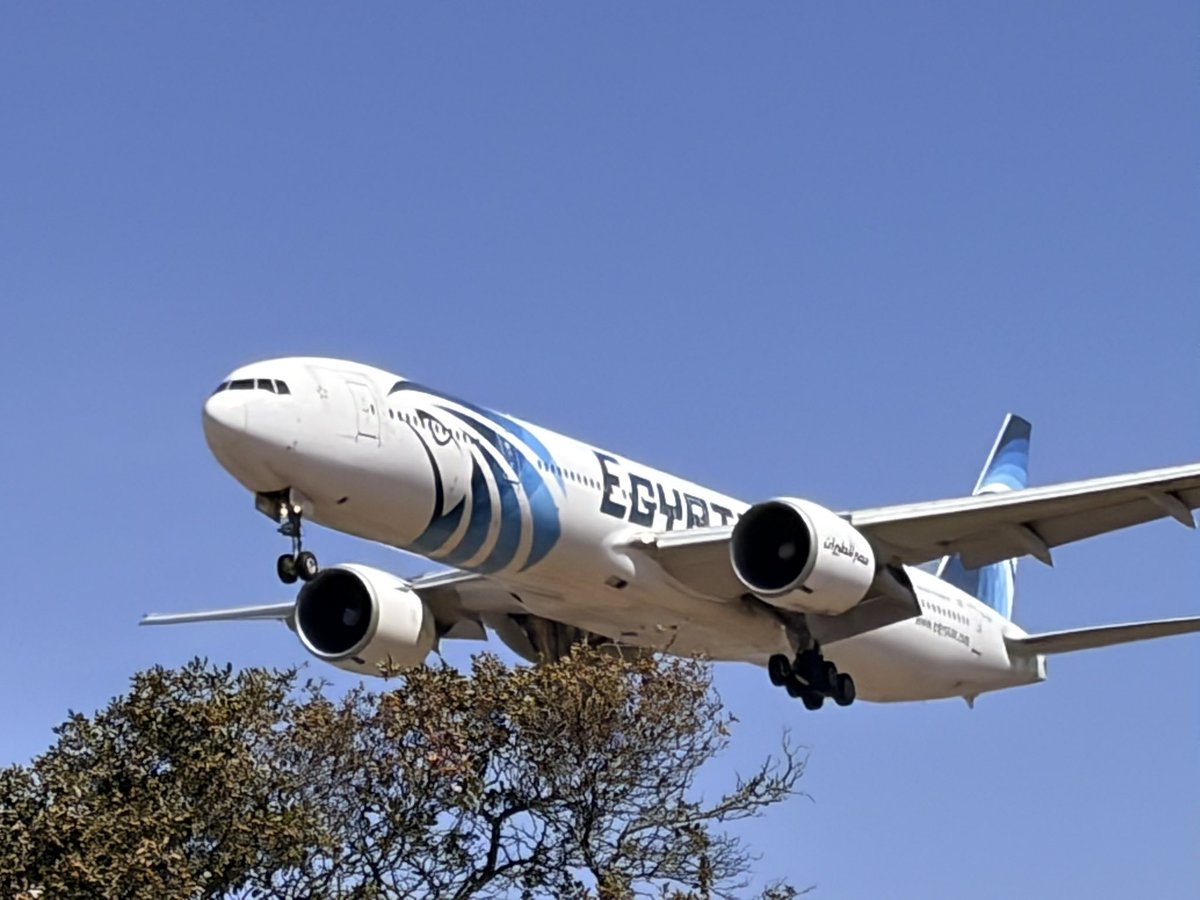 JetstreamUK's tweet photo. Brushing the tree tops on finals into London Heathrow! My favourite aircraft in my favourite livery! #Egyptair #Boeing #Triple7 https://t.co/iU6U11EyVA