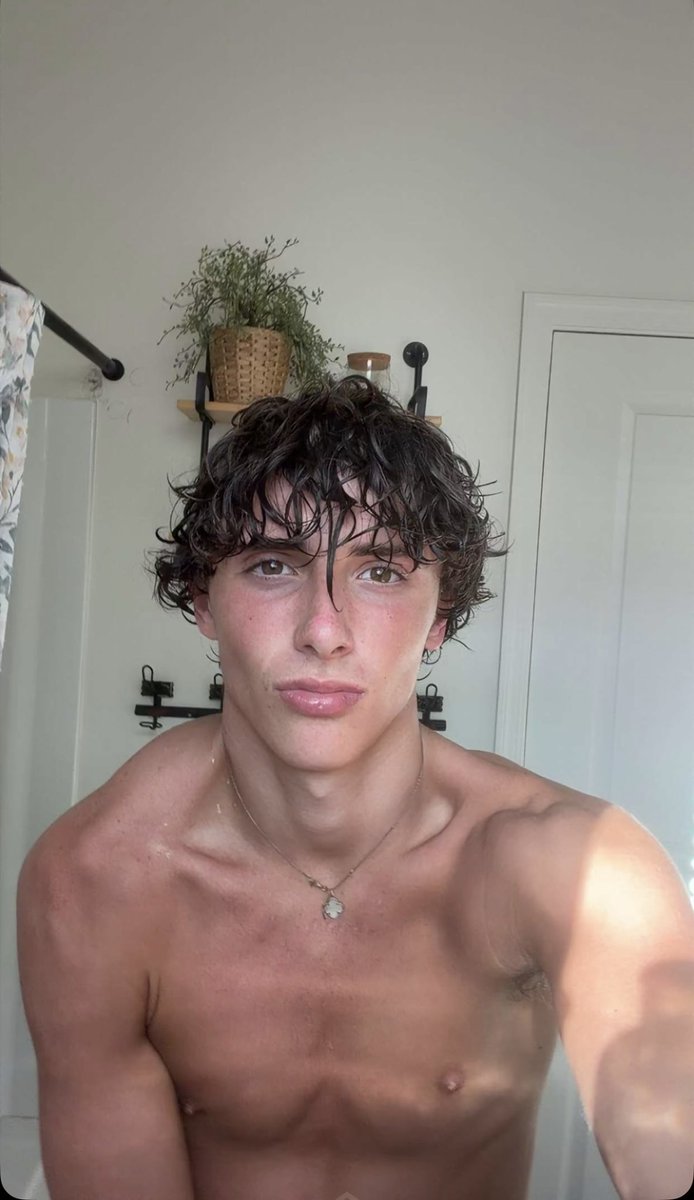TikTokSlutBois's tweet photo. https://t.co/D8IjEfCcPk