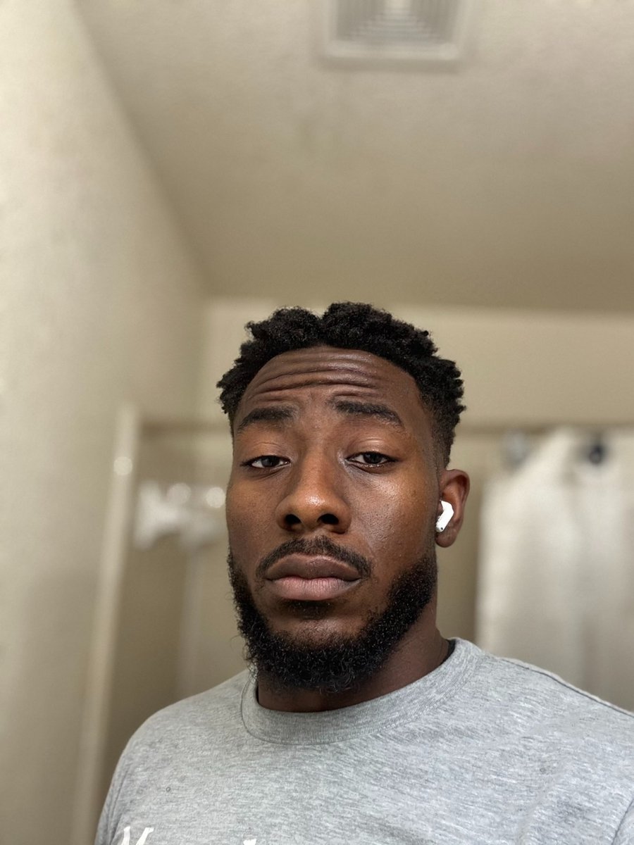 Poochiesintern's tweet photo. @RealFamilyCrete I don’t like how that green ass nigga look like me https://t.co/m7qqJ6Emw8