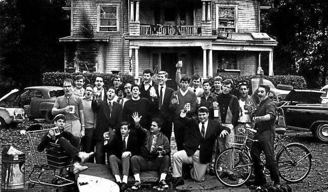 oldpicshistory's tweet photo. "National Lampoon’s Animal House" hit U.S. theaters on July 28, 1978, thanks to Universal Pictures! 🎬
#AnimalHouse #johnbelushi #timmatheson #picsinhistory #hollywood #classiccomedy https://t.co/7iOIMEWVAG