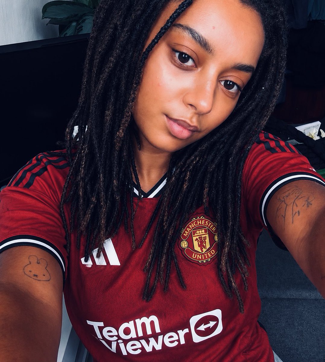 CaitlinTalksFT's tweet photo. Cute girls support Manchester United. The rest can keep trying. ⚽️🔥 https://t.co/TcEkkY1zre