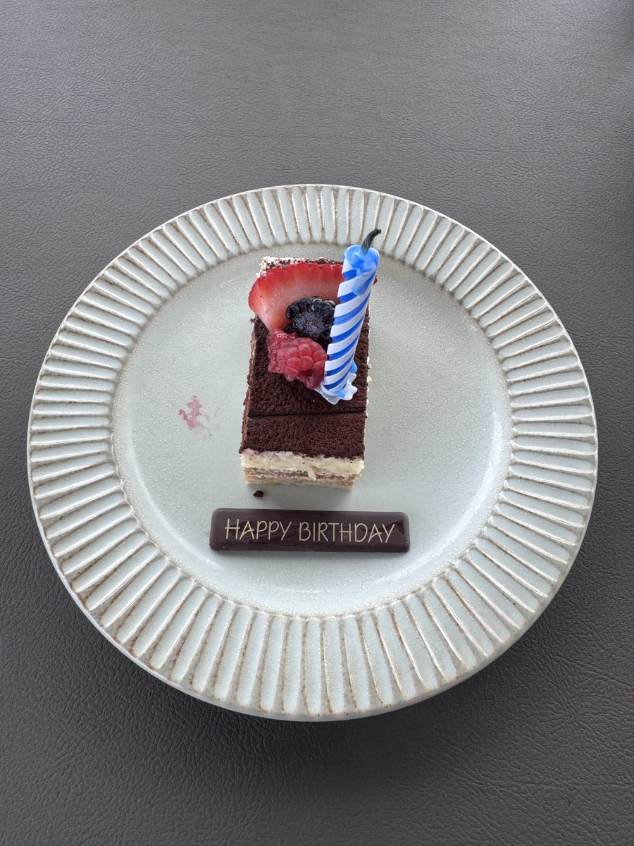 zuioqwsa's tweet photo. Celebrating my birthday with my mother. This is the first time in my life I've celebrated a birthday this age. Nobody taught me how! 😂 https://t.co/DML4R2aRuQ