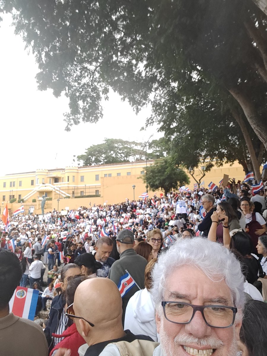 atrejoscr2_0's tweet photo. Ayer me uní con fuerza al grito "fuera Chaves!!!", pero al de "fuera Laura" no, por ahí no es chicos, ella fue electa democráticamente. https://t.co/PZeIjedBXz
