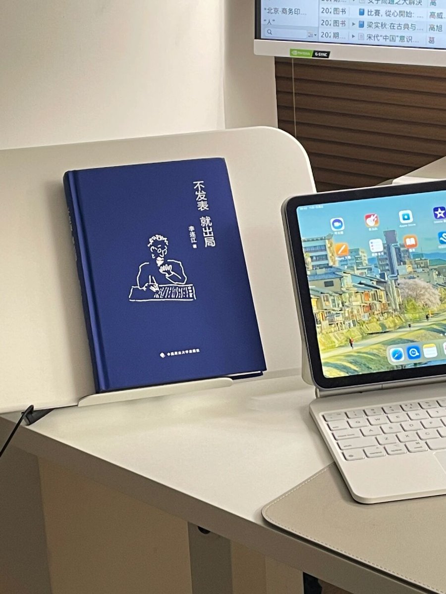 8zowuj716dHhmE2's tweet photo. 刚把领导交代的活捋完，指尖还在键盘上飘，摸鱼5分钟——就盯着窗外那只蹲在电线上的小麻雀发呆～， https://t.co/EV5bZbpocM