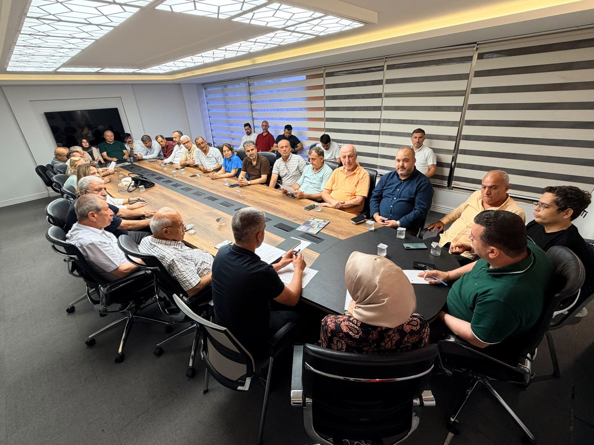 akiskenderun31's tweet photo. İlçe Başkanımız Sayın Bülent Özer’in başkanlığında İlçe Yönetim Kurulu Toplantımızı gerçekleştirdik.

İlçemiz ve teşkilatımız için durmadan, yorulmadan çalışmaya; ortak akılla geleceğe yön vermeye devam ediyoruz. Toplantımızın hayırlara vesile olmasını temenni ederiz. https://t.co/j2w5beWGGl