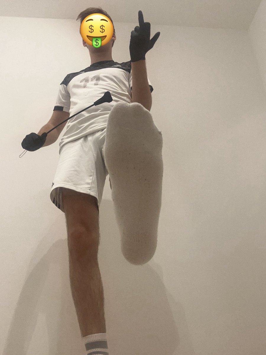 Masterlolo07's tweet photo. 🇬🇧 Get in the DMs and start serving! Its Taxfryday. 

🇩🇪 Antreten und Abdrücken. Es ist Zahltag Boys. 

#socks #feet #sneaker #gloves #latex #foot #shoe https://t.co/YthK8W9sNG