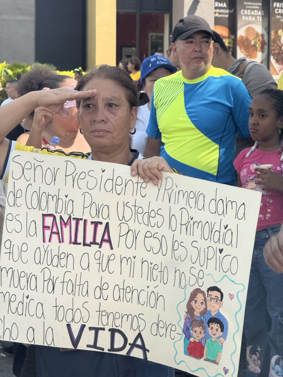 lorepulecio's tweet photo. No sé quién es la señora en Cali pero para esto sirven la redes sociales @DELAESPRIELLAE @ABDELAESPRIELLA necesita ayuda RT https://t.co/3vKHtFKH7E