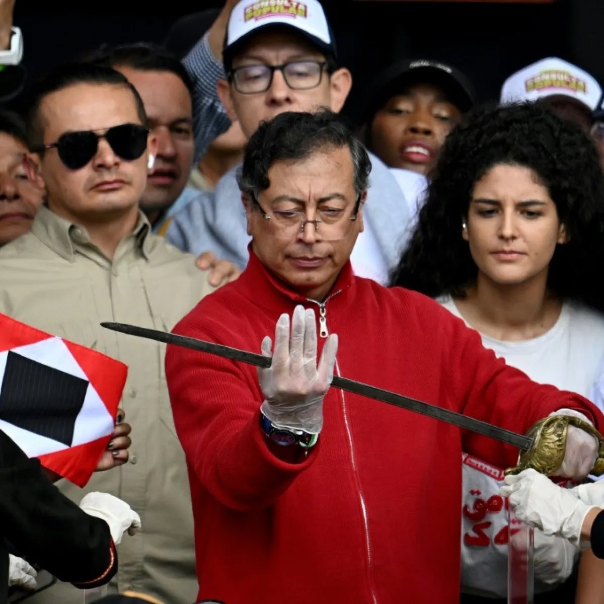 fernandoposada_'s tweet photo. Que nunca más un presidente de nuestro país le apueste a enfrentar a la ciudadanía. Que nunca más la bandera de “guerra a muerte" vuelva a ser usada para dividir a una nación. Que vengan mejores tiempos para Colombia. https://t.co/VhcmXbJoOo