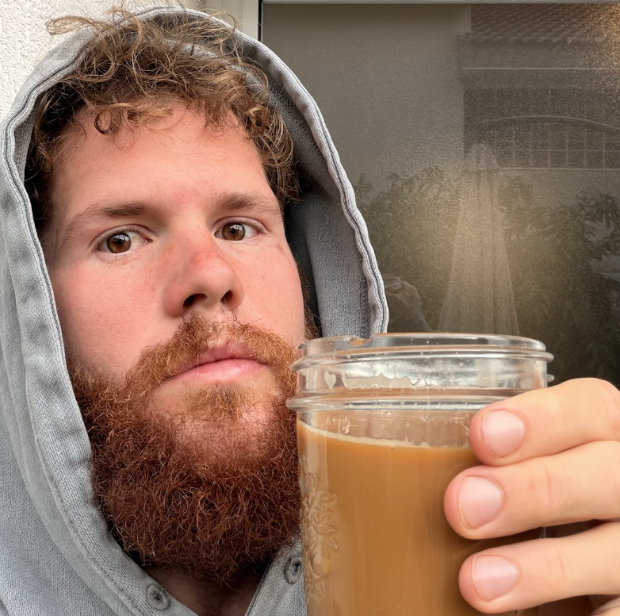 TheExiledMedic's tweet photo. Kiffen ist gefährlicher als Alkohol. Und niemand traut sich, das laut zu sagen.

Ich sag's trotzdem.

Statistisch sterben weniger Menschen an Cannabis als an Alkohol. Aber dafür sind viele davon irgendwann geistig einfach nicht mehr da.

Ich habe damals ein Praktikum in einer psychiatrischen Anstalt gemacht.

Und was ich da gesehen habe, hat mich geprägt.

Menschen, die jahrelang gekifft haben. Danach: langfristige Psychosen. Getriggerte Schizophrenie. Komplett abgekackt.

Seit Deutschland Cannabis legalisiert hat, ist die Quote an cannabis-induzierten Psychosen massiv gestiegen.

Aber der eigentliche Punkt ist ein anderer:

Cannabis macht dich complacent. Zufrieden mit einer Situation, in der du eigentlich nicht zufrieden sein solltest. Du verlierst diesen Holy Spirit, dass du Bock hast, was zu machen. Was zu verändern.

Alkohol? Auch nicht gesund.

Aber schau dir mal die Geschichte an. Das gesamte römische Reich wurde auf Wein aufgebaut. Die Gladiatoren. Die Griechen. Sokrates. Und trotzdem: extrem produktiv.

Cannabis-Kulturen wie die Inca hingegen kannten überhaupt keinen Alkohol.

Jede Gesellschaft hat ihre Droge. Aber welche du wählst, entscheidet, wie deine Gesellschaft aussieht.

Ein Volk auf Wein baut Reiche.
Ein Volk auf Cannabis setzt sich aufs Sofa.

Was denkt ihr dazu?