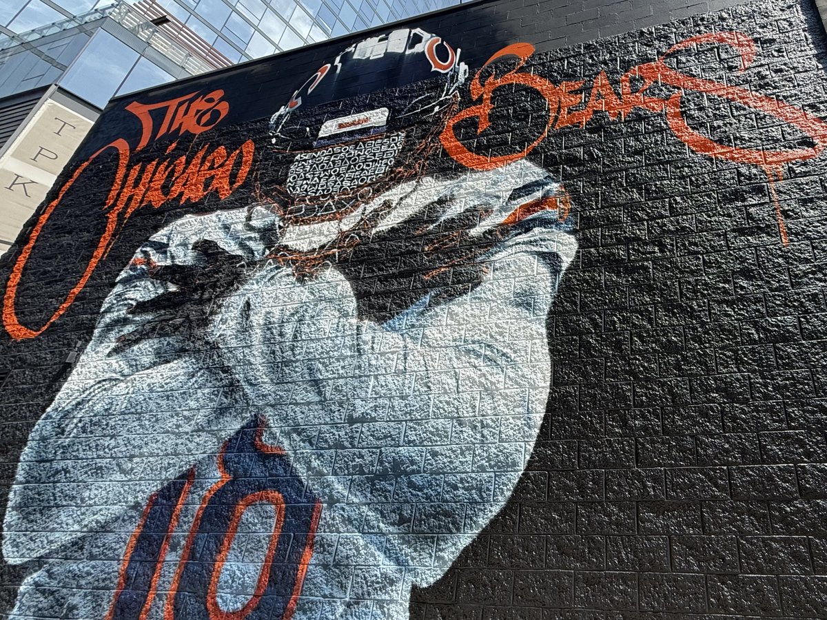 ChiBearsHistory's tweet photo. The viral Caleb Williams mural in all its glory. https://t.co/CHMhUpsBHW