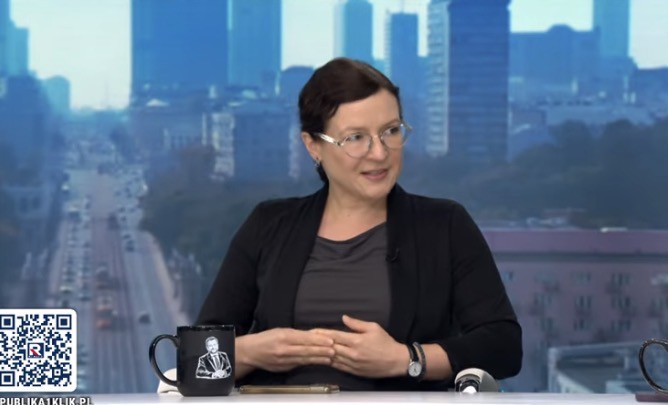RazemNews's tweet photo. 💬@barbara_filo w @RepublikaTV:

Pieniądz ma wartość dzięki wiarygodności państwa i jego instytucji. Państwo nie jest bezsilnym obserwatorem rynku - ma obowiązek tworzyć warunki do stabilnego rozwoju, inwestować w usługi publiczne, bezpieczeństwo i dobro wspólne.

#RAZEMwMEDIACH https://t.co/jjD3HE8knp