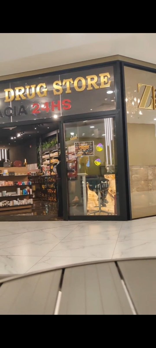 anibalgomezcab's tweet photo. Increíble,  30 hs después el @MinPublicoPy y la @policia_py allanaron #ZahraFarmacia en el #ShoppingDubai principal punto de venta de los inyectables adelgazantes falsificados en PJC, por los mismos dueños en un laboratorio clandestino; el @PoderJudicialPY estaba por liberalos !! https://t.co/46NG6rkqLd