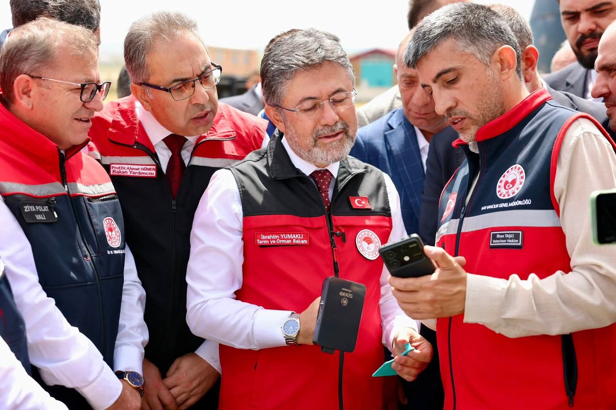 IsmetHagi's tweet photo. HAYVANCILIKTA DİJİTAL KÜPE DÖNEMİNİN İLK STARTI KARS’TA VERİLDİ

Tarım ve Orman Bakanımız Sayın İbrahim Yumaklı’nın, hayvancılıkta dijital küpe projesinin ilk startını Kars’tan vermesi, ilimiz ve üreticilerimiz adına son derece önemli ve anlamlıdır.

 Hayvancılığın başkenti olarak gördüğümüz Kars’ta bu önemli projenin başlatılması, ilimizin hayvancılık potansiyelinin ve üreticilerimizin öneminin bir göstergesidir.

 Sayın Bakanımız Kars’a bu programı başlatmak üzere geldiğinde, biz de üreticilerimizin sahadaki sorunlarını ve taleplerini kendilerine doğrudan iletme fırsatı bulduk.

 Ayrıca önümüzdeki dönemde Toprak Mahsulleri Ofisi’nin (TMO) Digor’da alım yapacak olması bizler için son derece önemli ve sevindirici bir gelişmedir.

Bu önemli çalışmalar ve üreticilerimizin taleplerine gösterdikleri hassasiyetlerinden dolayı başta Tarım ve Orman Bakanımız Sayın İbrahim Yumaklı ’ya, Kars Milletvekilimiz Sayın Adem Çalkın ’a ve emeği geçen herkese teşekkür ediyoruz.

Dijital küpe projesinin ilk adımının Kars’ta atılmasından büyük memnuniyet duyuyor, ilimiz hayvancılığı ve çiftçilerimiz adına hayırlı olmasını diliyoruz.@ibrahimyumakli @Ademcalkin