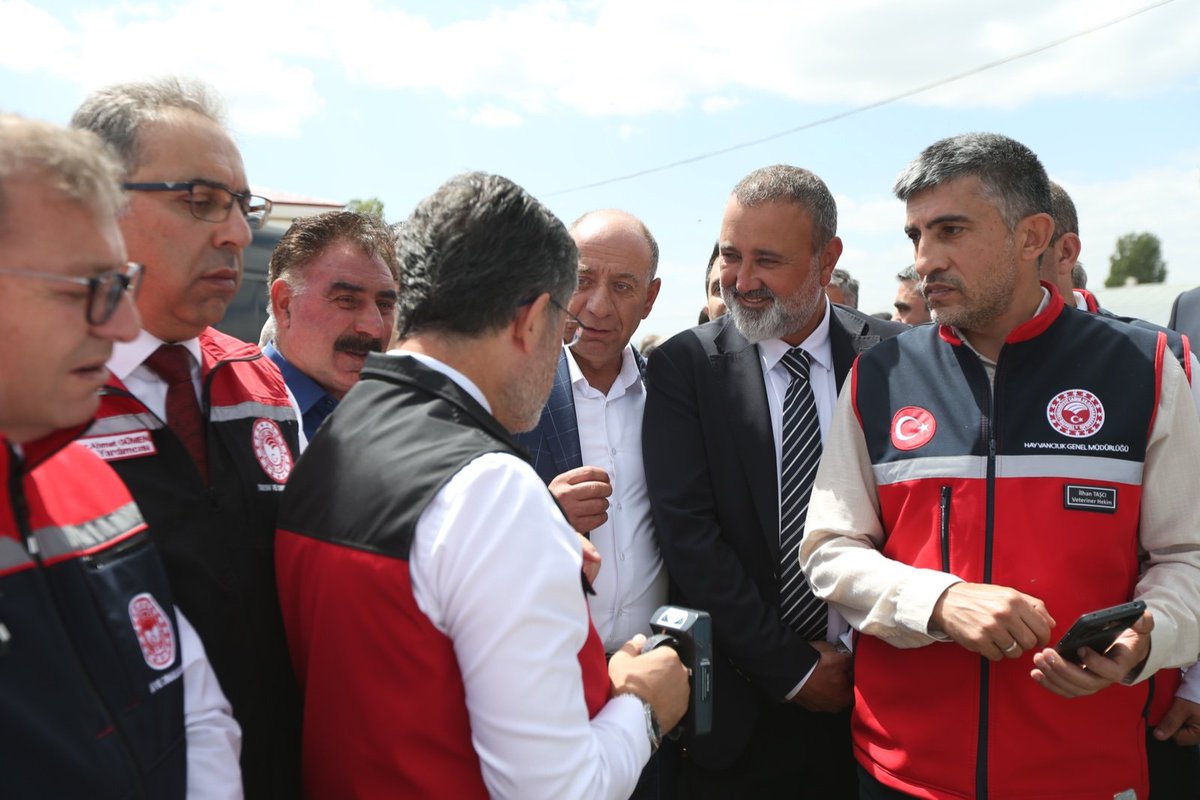 IsmetHagi's tweet photo. HAYVANCILIKTA DİJİTAL KÜPE DÖNEMİNİN İLK STARTI KARS’TA VERİLDİ

Tarım ve Orman Bakanımız Sayın İbrahim Yumaklı’nın, hayvancılıkta dijital küpe projesinin ilk startını Kars’tan vermesi, ilimiz ve üreticilerimiz adına son derece önemli ve anlamlıdır.

 Hayvancılığın başkenti olarak gördüğümüz Kars’ta bu önemli projenin başlatılması, ilimizin hayvancılık potansiyelinin ve üreticilerimizin öneminin bir göstergesidir.

 Sayın Bakanımız Kars’a bu programı başlatmak üzere geldiğinde, biz de üreticilerimizin sahadaki sorunlarını ve taleplerini kendilerine doğrudan iletme fırsatı bulduk.

 Ayrıca önümüzdeki dönemde Toprak Mahsulleri Ofisi’nin (TMO) Digor’da alım yapacak olması bizler için son derece önemli ve sevindirici bir gelişmedir.

Bu önemli çalışmalar ve üreticilerimizin taleplerine gösterdikleri hassasiyetlerinden dolayı başta Tarım ve Orman Bakanımız Sayın İbrahim Yumaklı ’ya, Kars Milletvekilimiz Sayın Adem Çalkın ’a ve emeği geçen herkese teşekkür ediyoruz.

Dijital küpe projesinin ilk adımının Kars’ta atılmasından büyük memnuniyet duyuyor, ilimiz hayvancılığı ve çiftçilerimiz adına hayırlı olmasını diliyoruz.@ibrahimyumakli @Ademcalkin