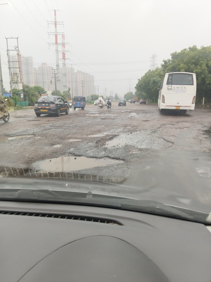 ChandanDamelay's tweet photo. Living in Greater Noida for over 20 years, I've never seen roads in such poor condition. This is Makoda Gol Chakkar, just 1.5 km from the Greater Noida Authority office. Hoping the authorities take immediate action. @OfficialGNIDA @myogiadityanath @CeoNoida https://t.co/erpFhhccBi