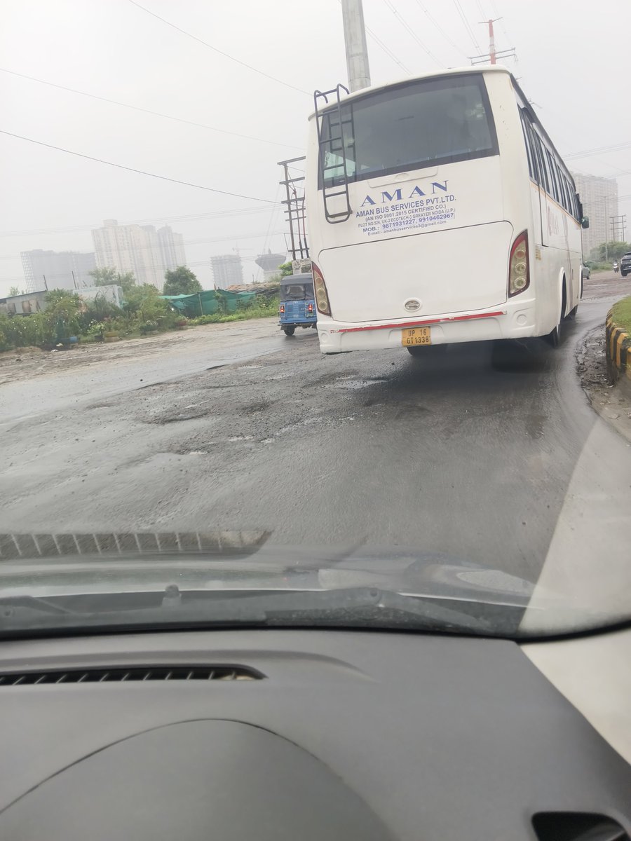 ChandanDamelay's tweet photo. Living in Greater Noida for over 20 years, I've never seen roads in such poor condition. This is Makoda Gol Chakkar, just 1.5 km from the Greater Noida Authority office. Hoping the authorities take immediate action. @OfficialGNIDA @myogiadityanath @CeoNoida https://t.co/erpFhhccBi