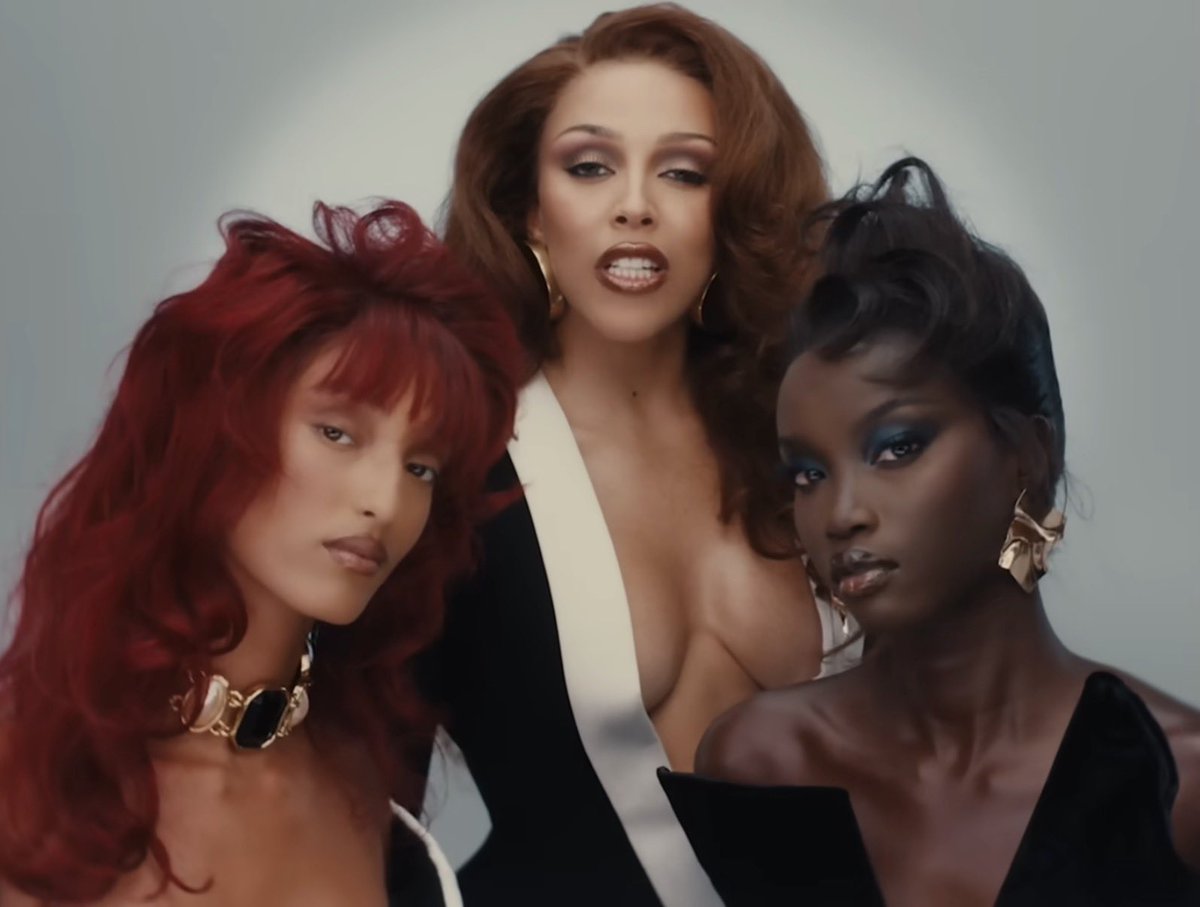 TheKittensRoom's tweet photo. Doja Cat loves a group of baddies in her music videos. https://t.co/MftSRJGPlV