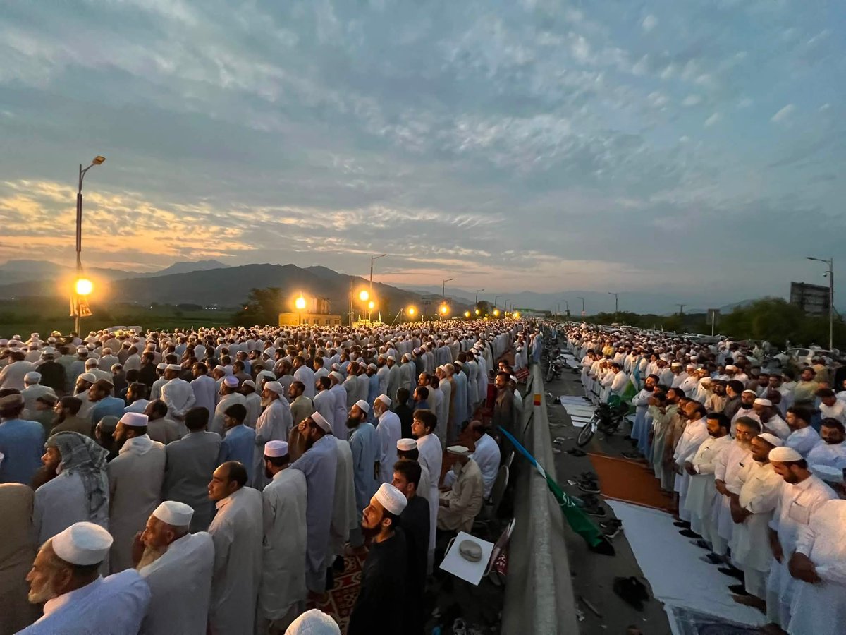 UmarHsn's tweet photo. سوات موٹروے بند 
نماز مغرب کا دلکش نظارہ 

Hafiz Naeem
Jamaat e Islami
Bhatta Levy NaManzoor
#JIProtestAgainstBhattaLevy https://t.co/s4X1NPSQd4