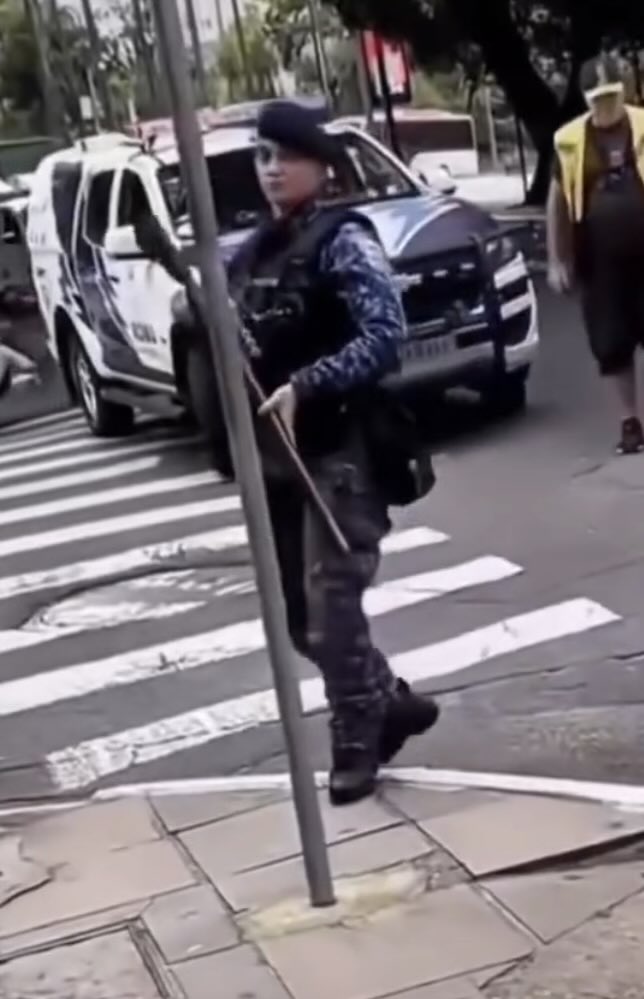 flaviogarag's tweet photo. A pessoa com uma arma de grosso calibre pra apreender meia dúzia de banana
Eu tenho nojo do estado 
Seja esquerda ou direita
Todos fedem https://t.co/0PMjqKdBou