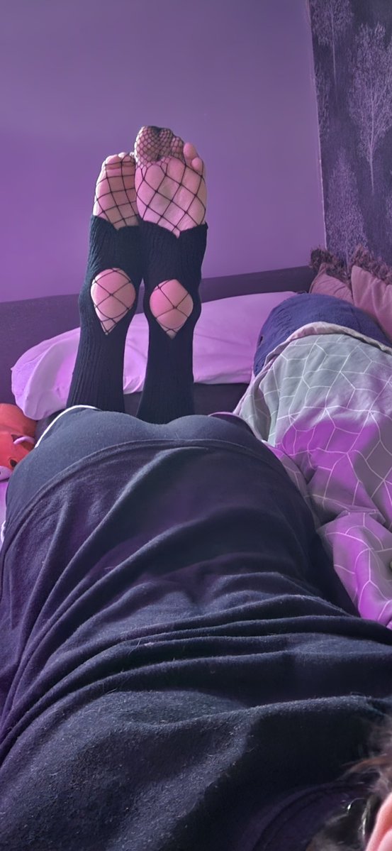 RedactedFemboy's tweet photo. Quick feet pics 
#femboy #twink #feet_pic  #feet https://t.co/PWsZh96DYb