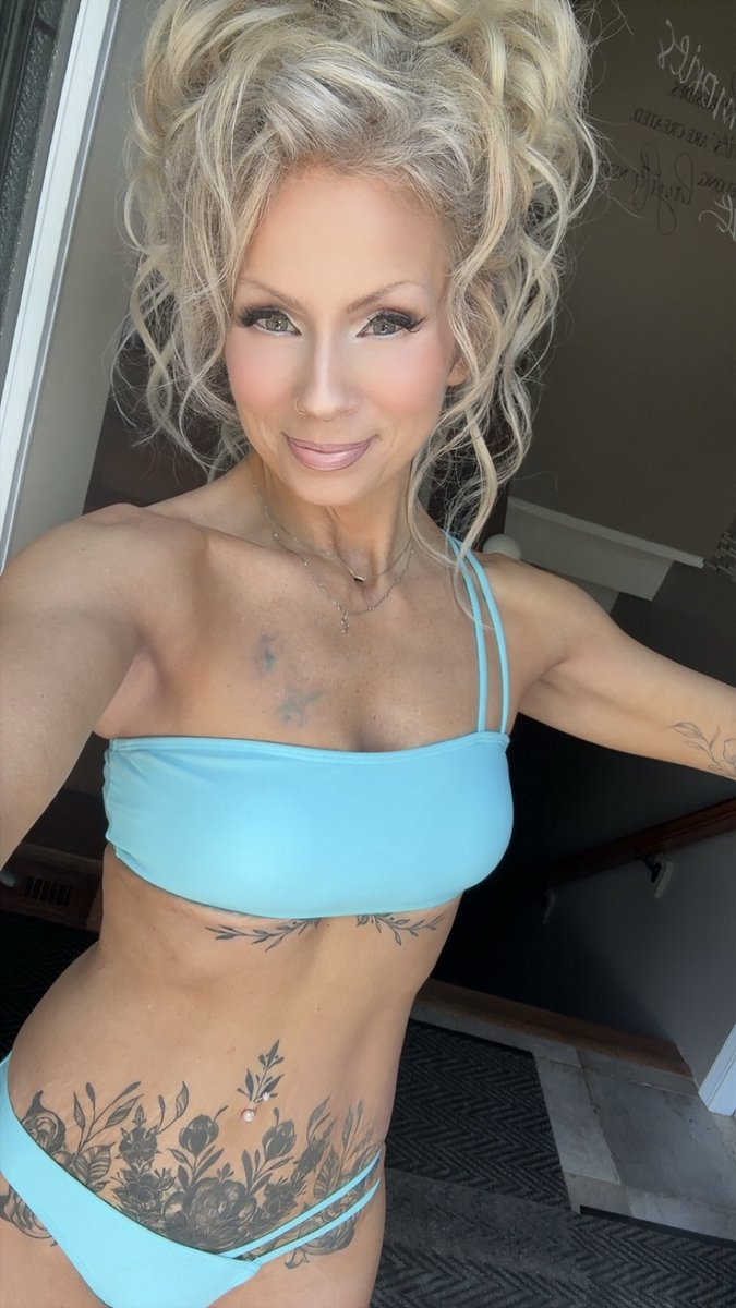 lil_vixen_2's tweet photo. Who’s mentally in weekend mode with me #foryou #weekendmode #beachready #goldenhour https://t.co/rI6ENeBcRy