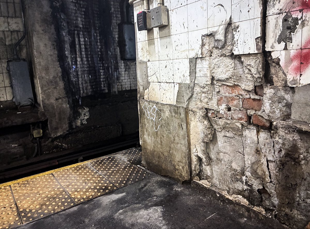 GovKathyHochul's tweet photo. For generations, the Chambers St. station reflected decades of disinvestment in our transit system. 

Thanks to congestion pricing, we’re finally giving it the comprehensive renovation New Yorkers deserve. https://t.co/huNC7lMVwb