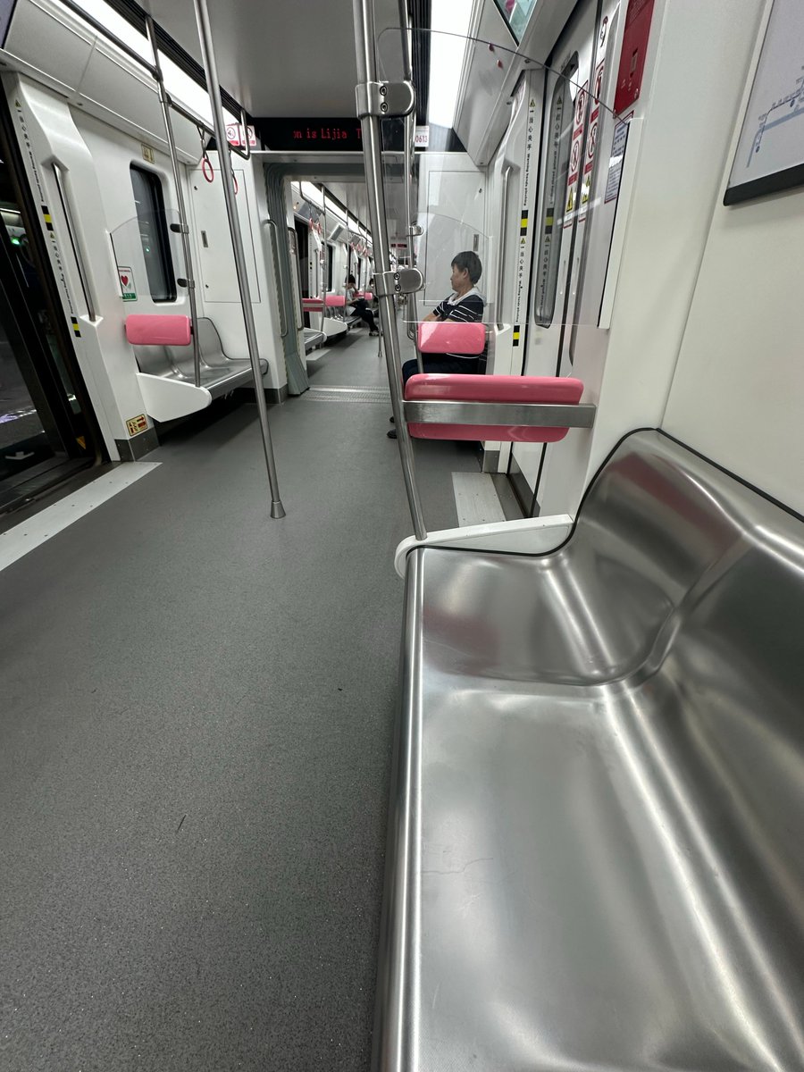 LiBrAtomARs's tweet photo. Tried the new floating coffee cup holder for my commute today—game changer! No spills while rushing to catch the train, and my latte stayed warm too. A small tech fix that makes big daily moments smoother https://t.co/SGXCAmwZIP