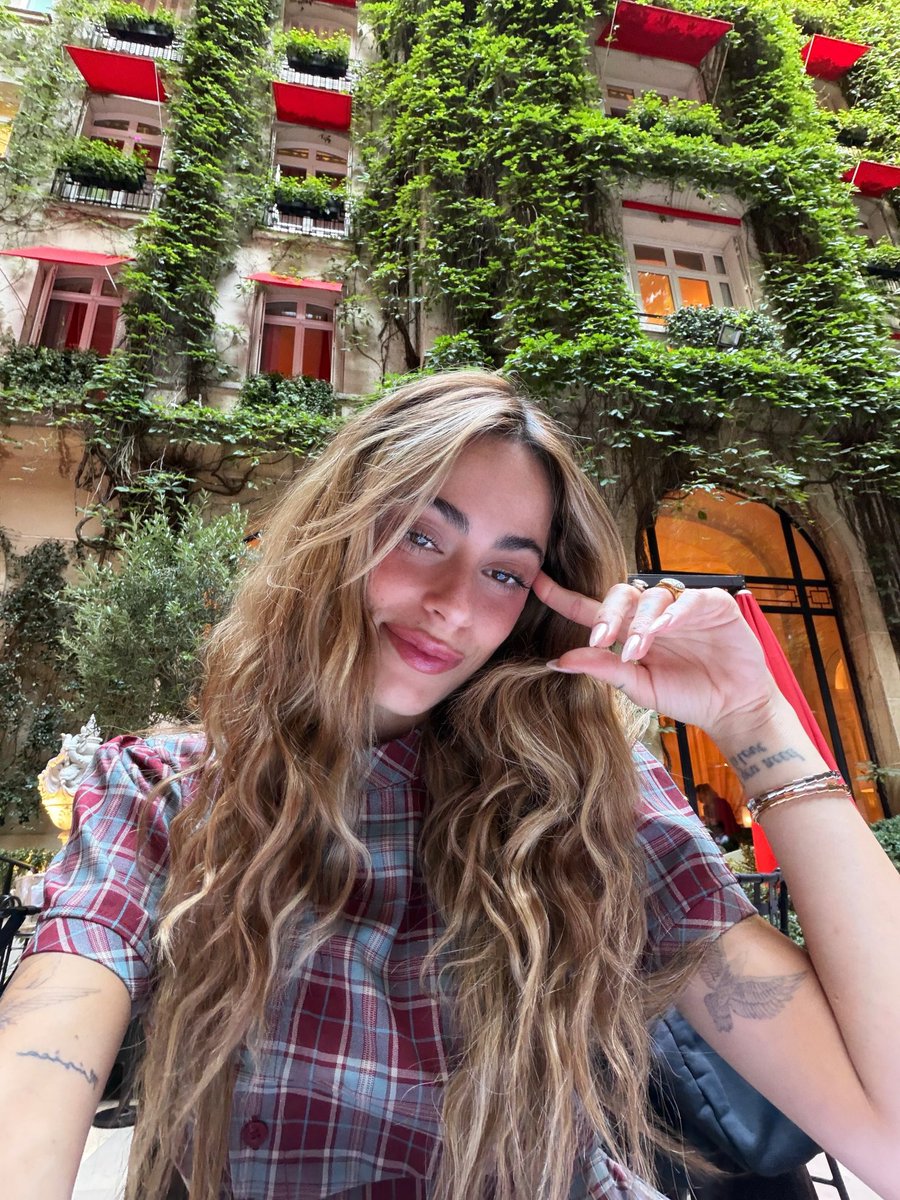 TINlNews's tweet photo. TINI publica nuevas fotos en París https://t.co/Xbpo5W6bGE