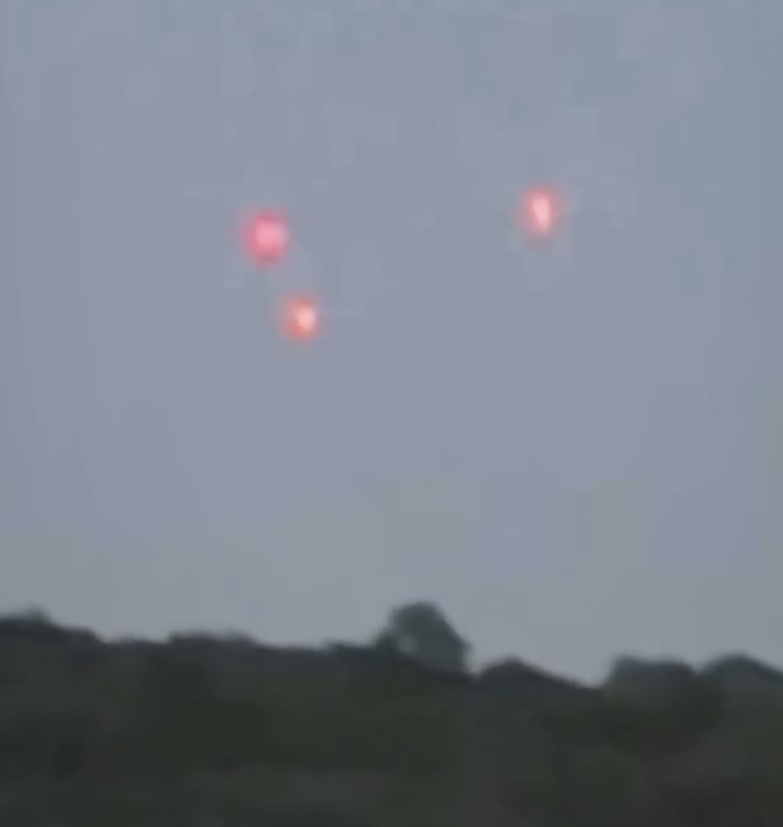 UAPWixy's tweet photo. 🚨"OMG...." is all the lady filming can say as these lights fly by in a Triangle formation.... https://t.co/bwhyMnvzMy