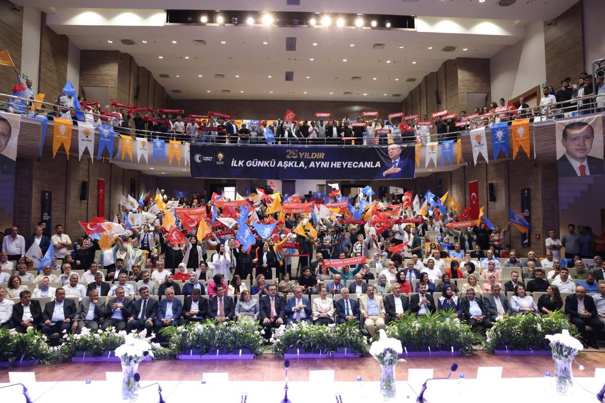 akkadinantep's tweet photo. AK Parti Genel Başkan Yardımcımız ve Siyasi ve Hukuki İşler Başkanımız Sayın Hayati Yazıcı’nın teşrifleriyle;
İl Başkanımız Sayın Fatih Muhaddis Fedaioğlu, kıymetli Milletvekilimiz Sayın Doç. Dr. Derya Bakbak, Gaziantep Büyükşehir Belediye Başkanımız Sayın Fatma Şahin, ilçe belediye başkanlarımız,İl Kadın Kolları Başkanımız Sayın Av.Dilan Ensari Şahin il ve ilçe üç kademe teşkilat mensuplarımızın katılımlarıyla Ağustos Ayı Genişletilmiş İl Danışma Meclisi Toplantımızı büyük bir coşku ve heyecanla gerçekleştirdik.

İstişare ve ortak akılla; AK Parti’nin 25 yıllık kutlu yürüyüşünü ilk günkü aşkla, aynı heyecan ve sarsılmaz inançla geleceğe taşımaya devam ediyoruz.

Milletimiz için durmadan, yorulmadan çalışacak; Türkiye Yüzyılı hedeflerimiz doğrultusunda daha güçlü yarınlar için hep birlikte yol yürümeye devam edeceğiz.

Toplantımızın teşkilatımız ve Gazi şehrimiz adına hayırlara vesile olmasını diliyoruz.

@Hayati_Yazici
@tugbaisikercan 
@fmfedaioglu 
@AKKADINGM